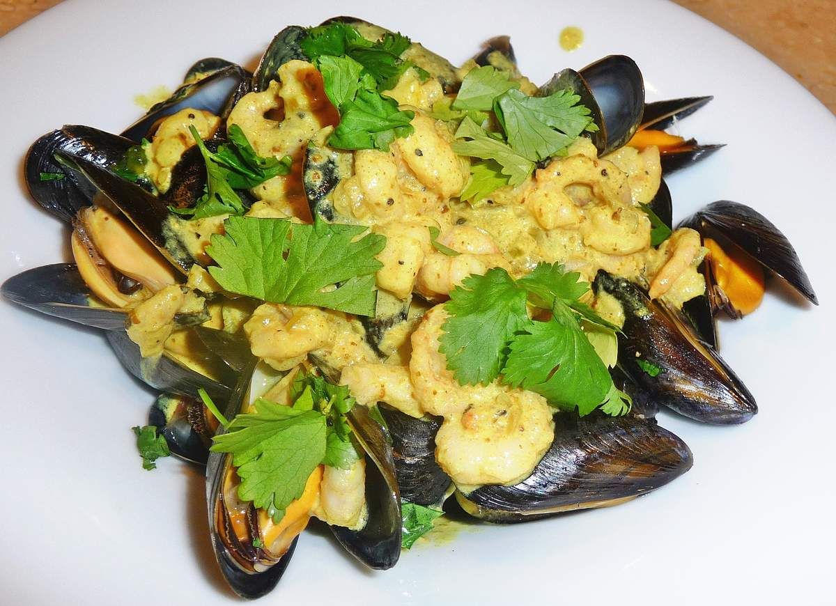 Moules sauce au curry et petites crevettes