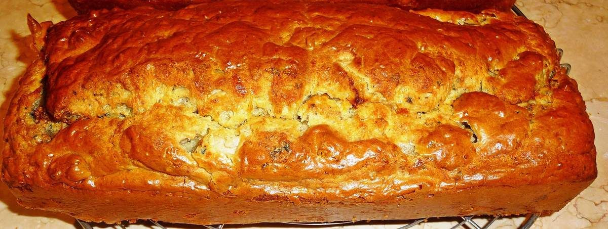 Cake au roquefort, poires et noix