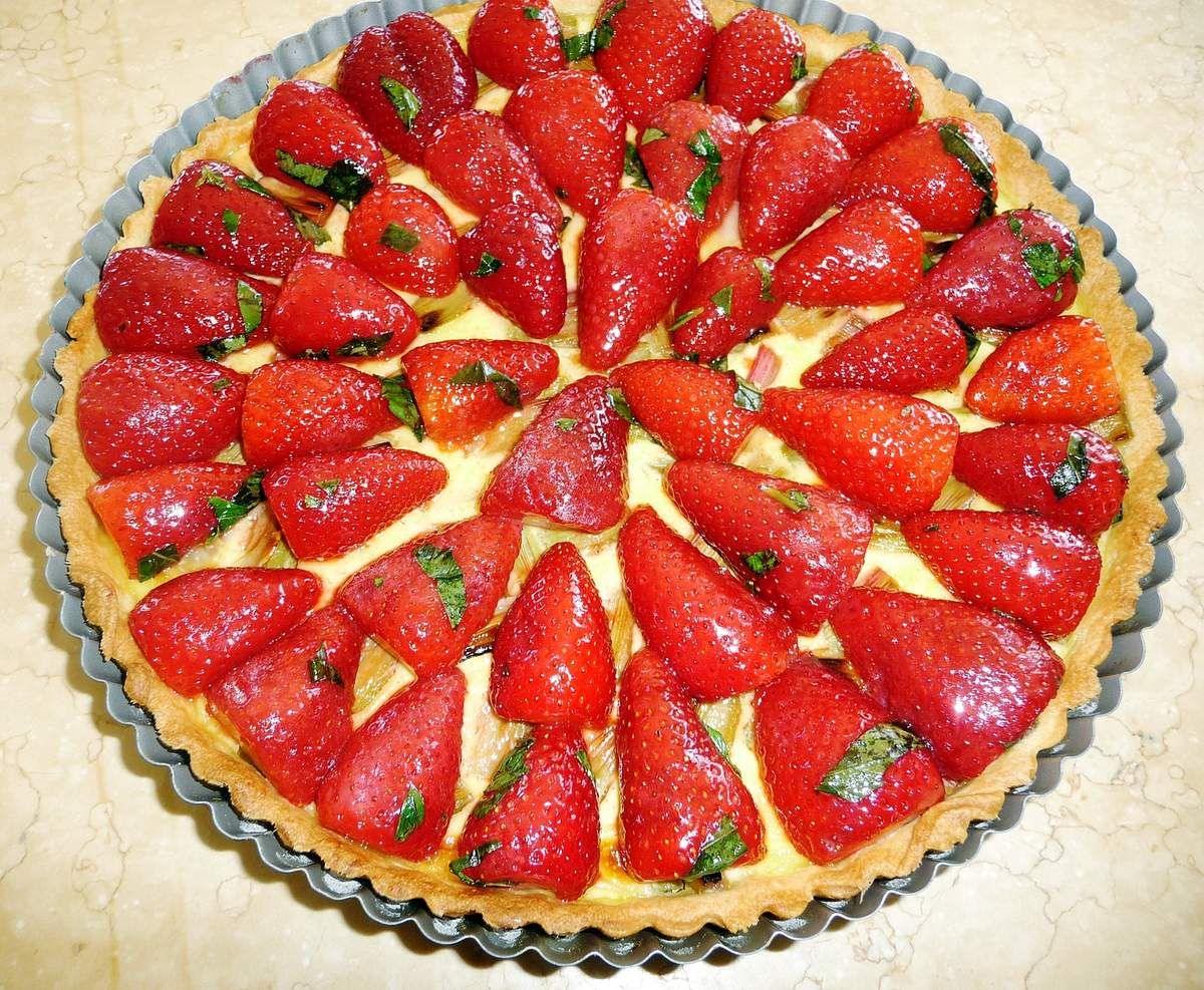 Tarte à la rhubarbe et fraises au basilic