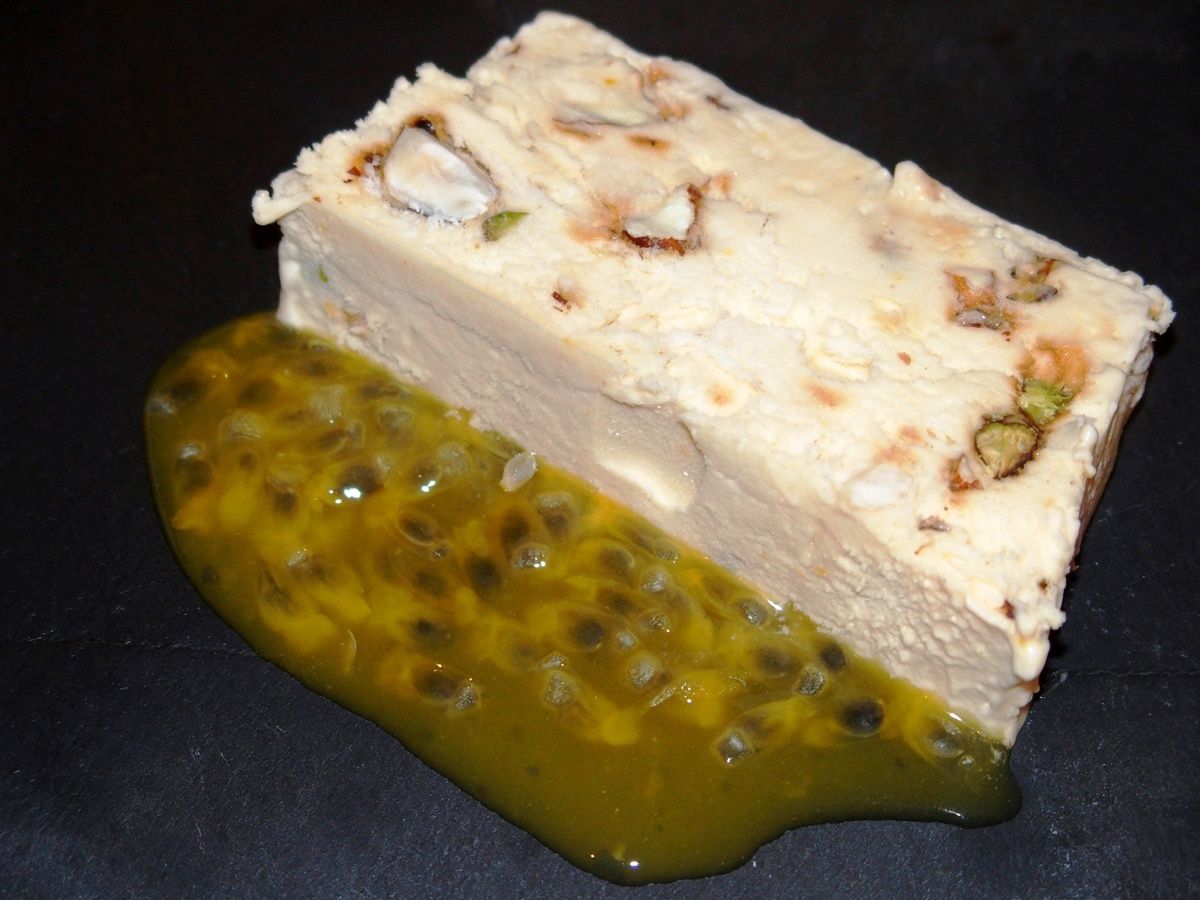 Nougat glacé, coulis de fruits de la passion