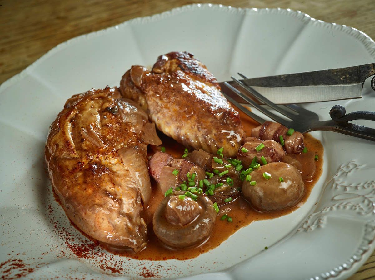 Poulet braisé au vin rouge