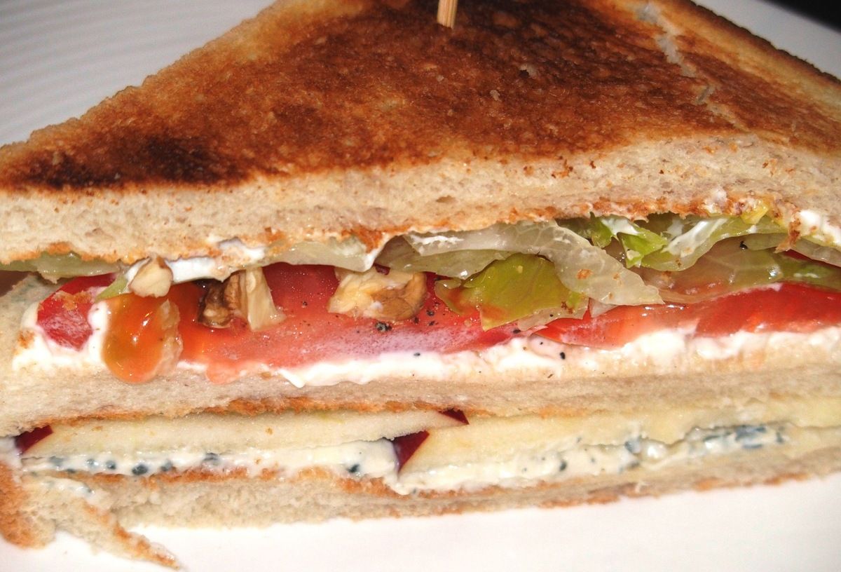 Club sandwich au roquefort, pomme et noix