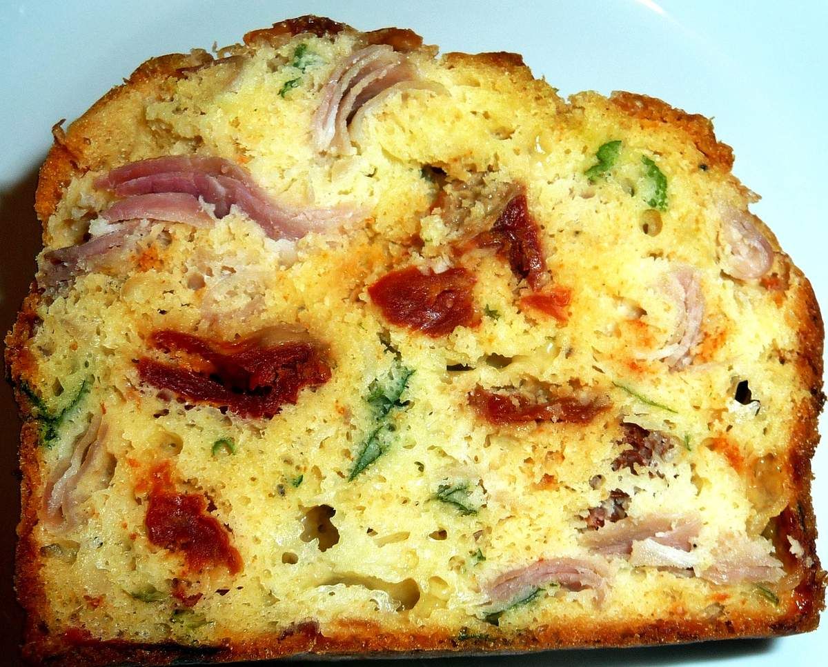 Cake aux tomates séchées, mozzarella et jambon cru