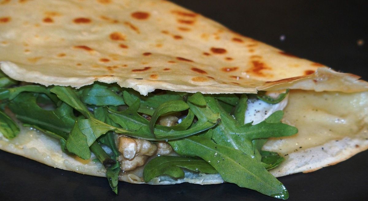 Crêpes – garniture au fromage de chèvre, noix, roquette et miel