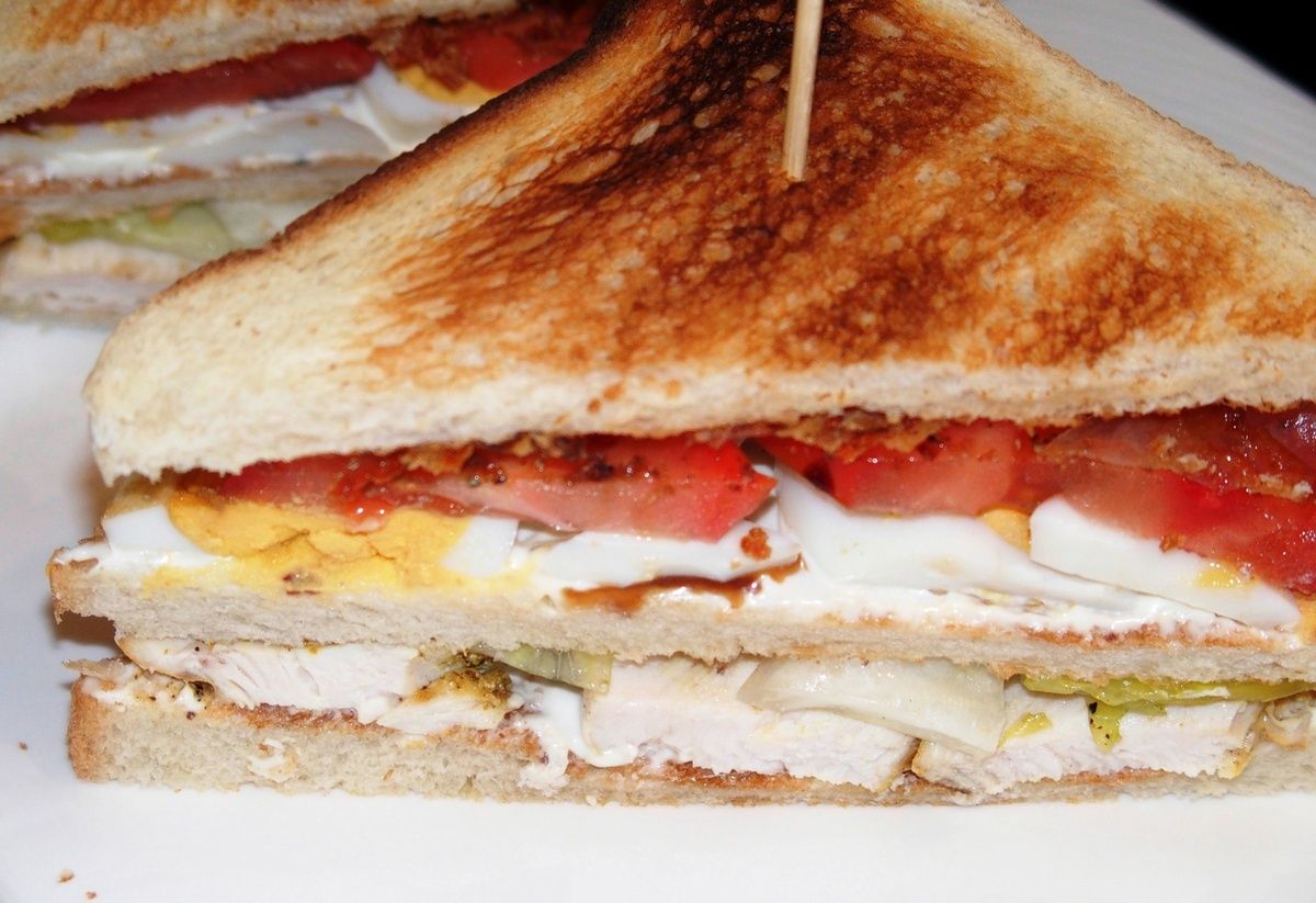Club sandwich au poulet, oeuf et lard