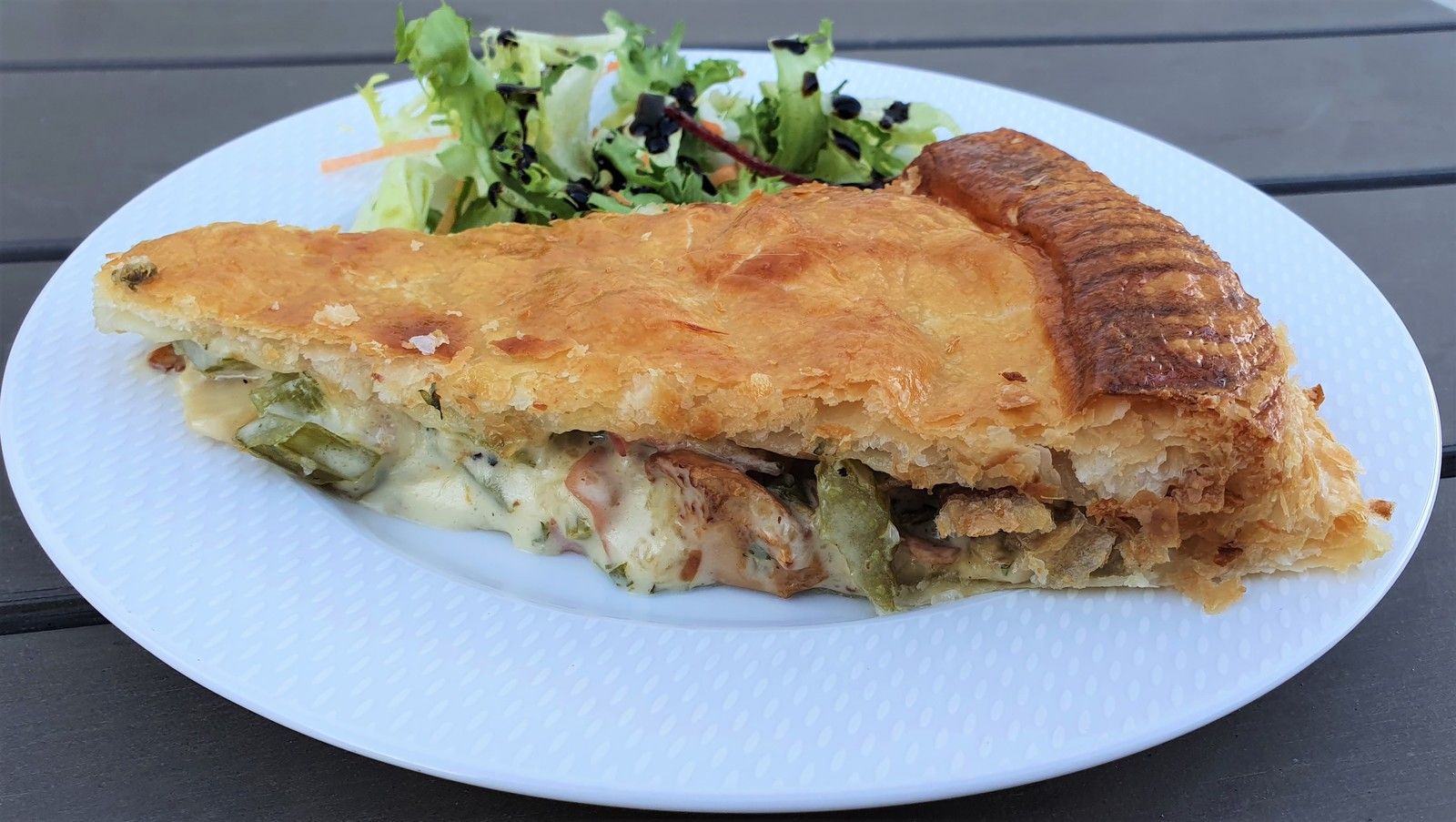 Tourte aux champignons, céleri branche et jambon cru