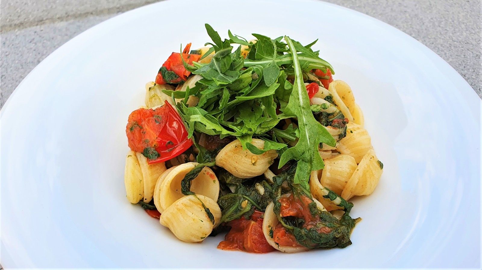 Pâtes à la rucola et aux tomates cerises