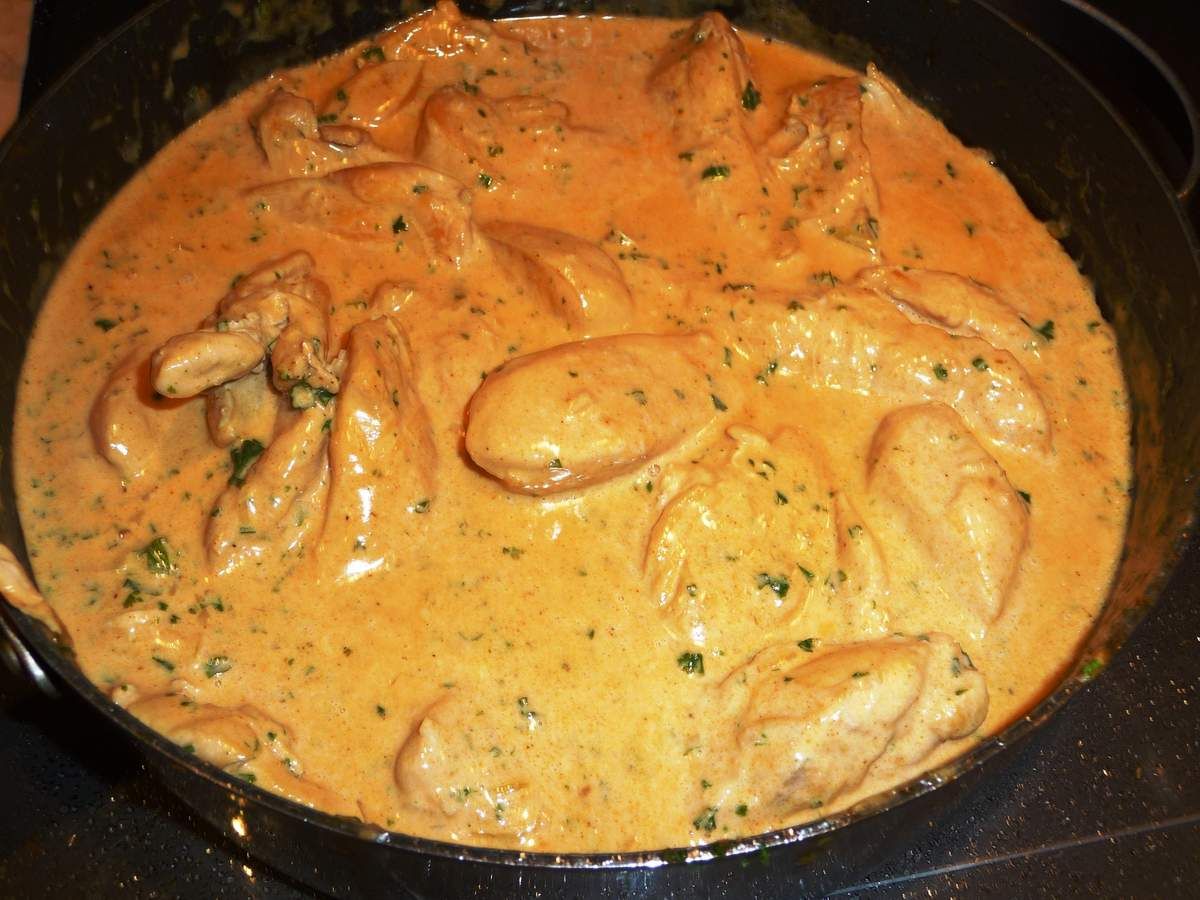 Filets de poulet flambés au cognac, sauce crème et échalotes