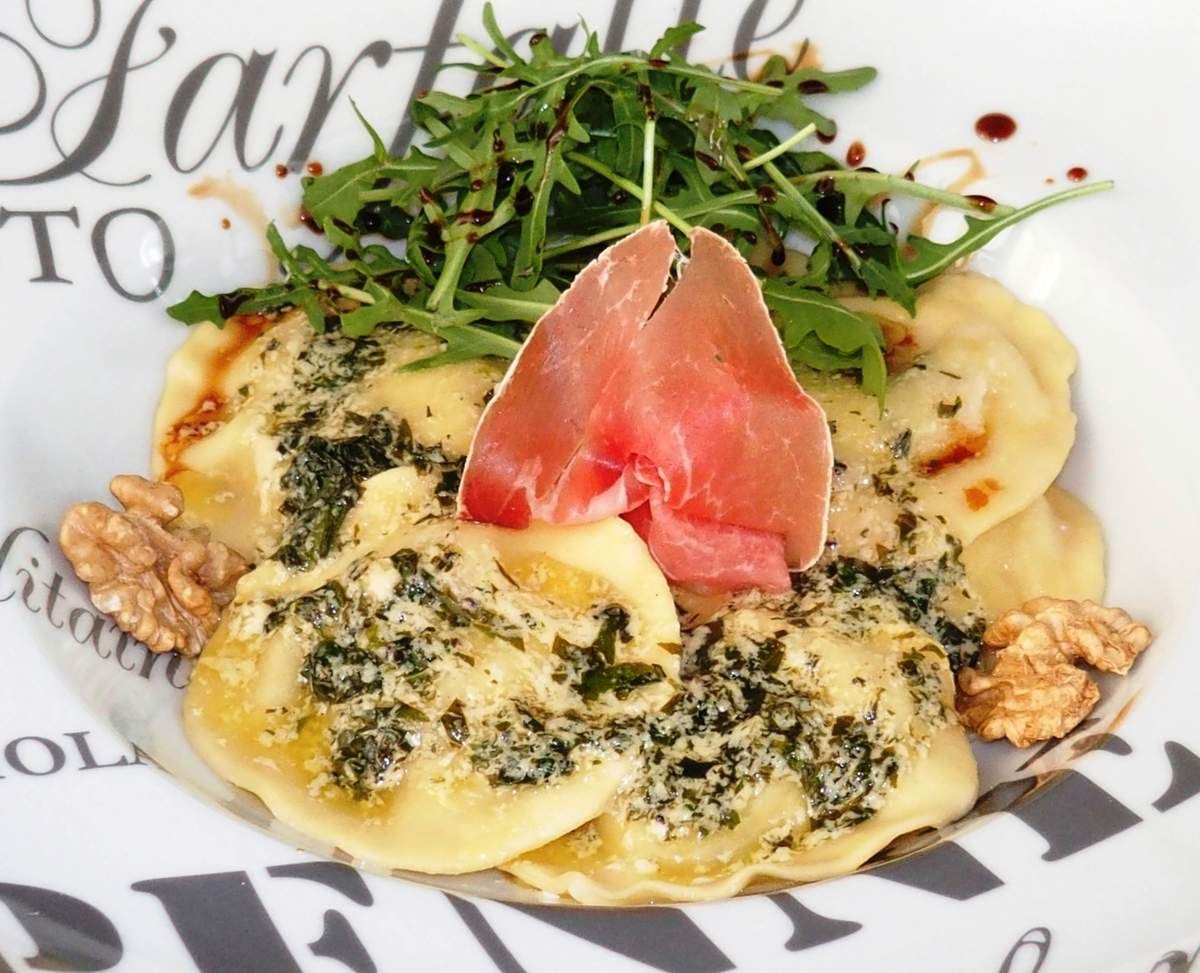 Ravioles au fromage de chèvre, noix et miel