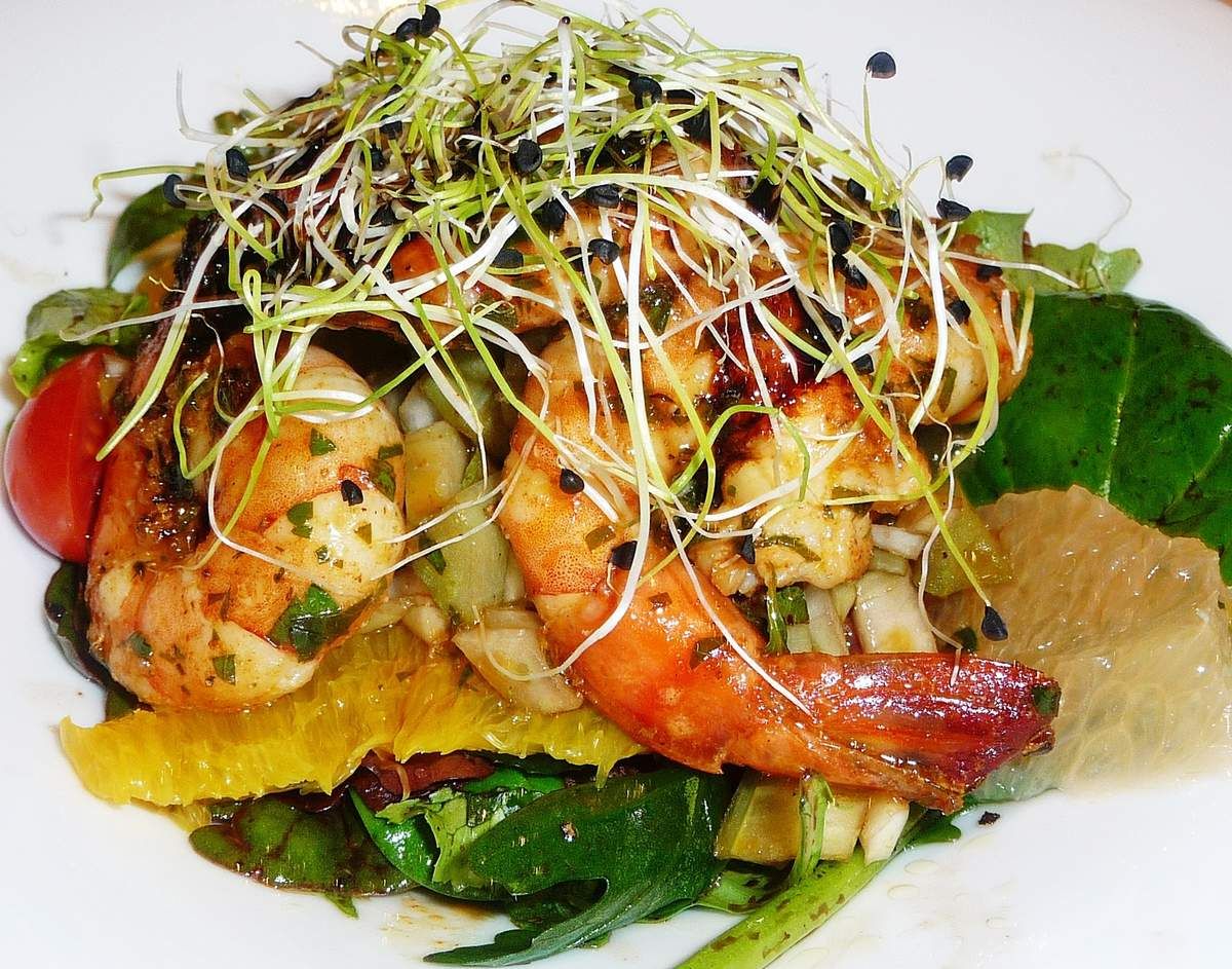 Salade de crevettes aux agrumes et petits légumes frais