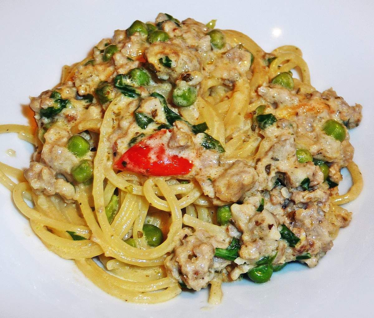 Spaghetti à la saucisse, sauce crémeuse et petits légumes