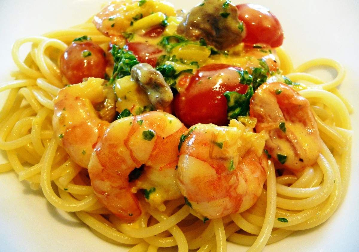 Pâtes aux crevettes, chanterelles et tomates cerises