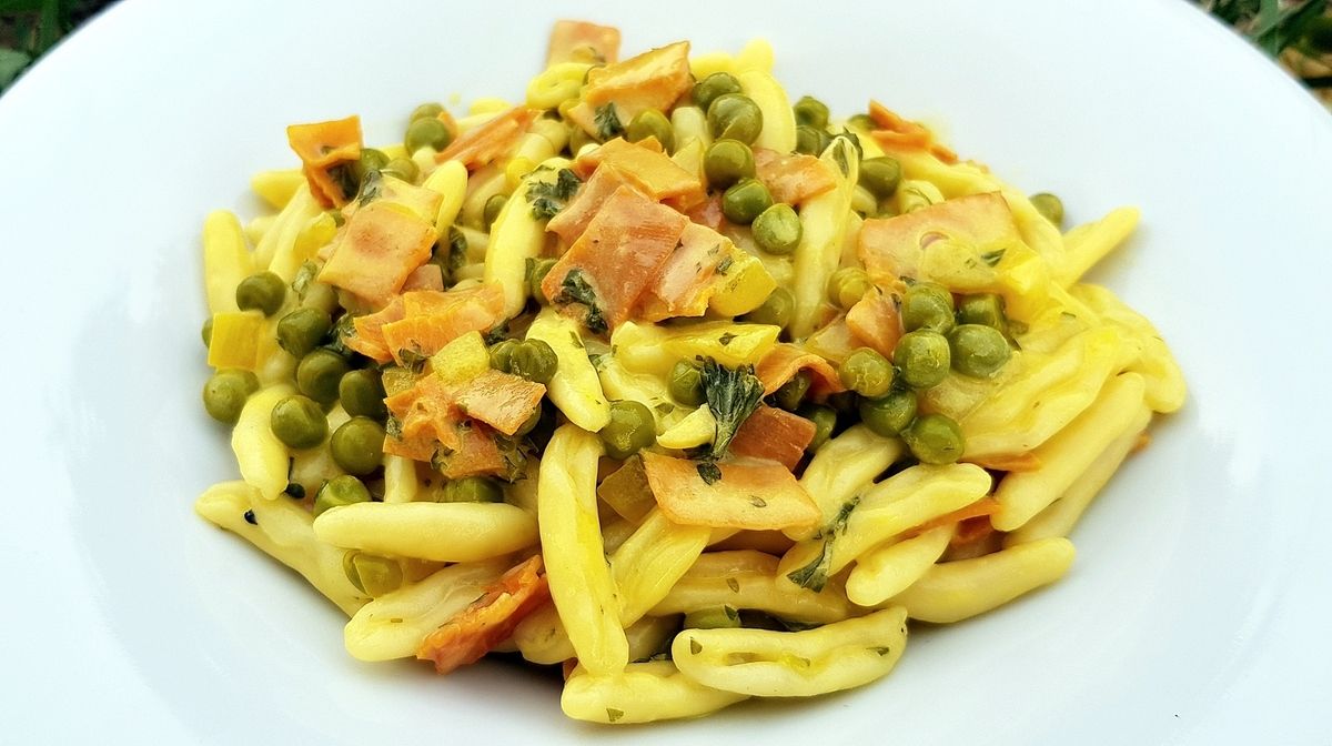 Pâtes au safran, jambon et petits pois