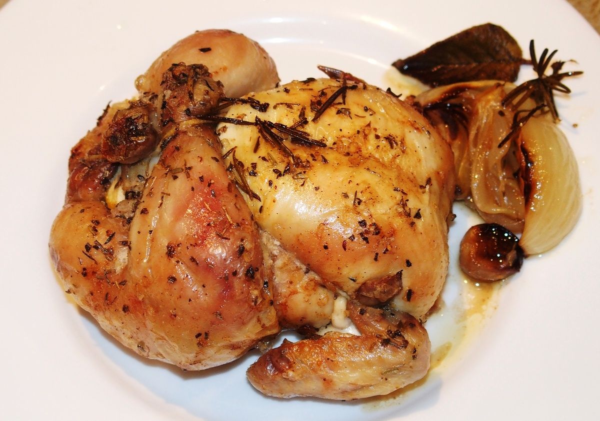 Coquelets rôtis à la sauge et au romarin