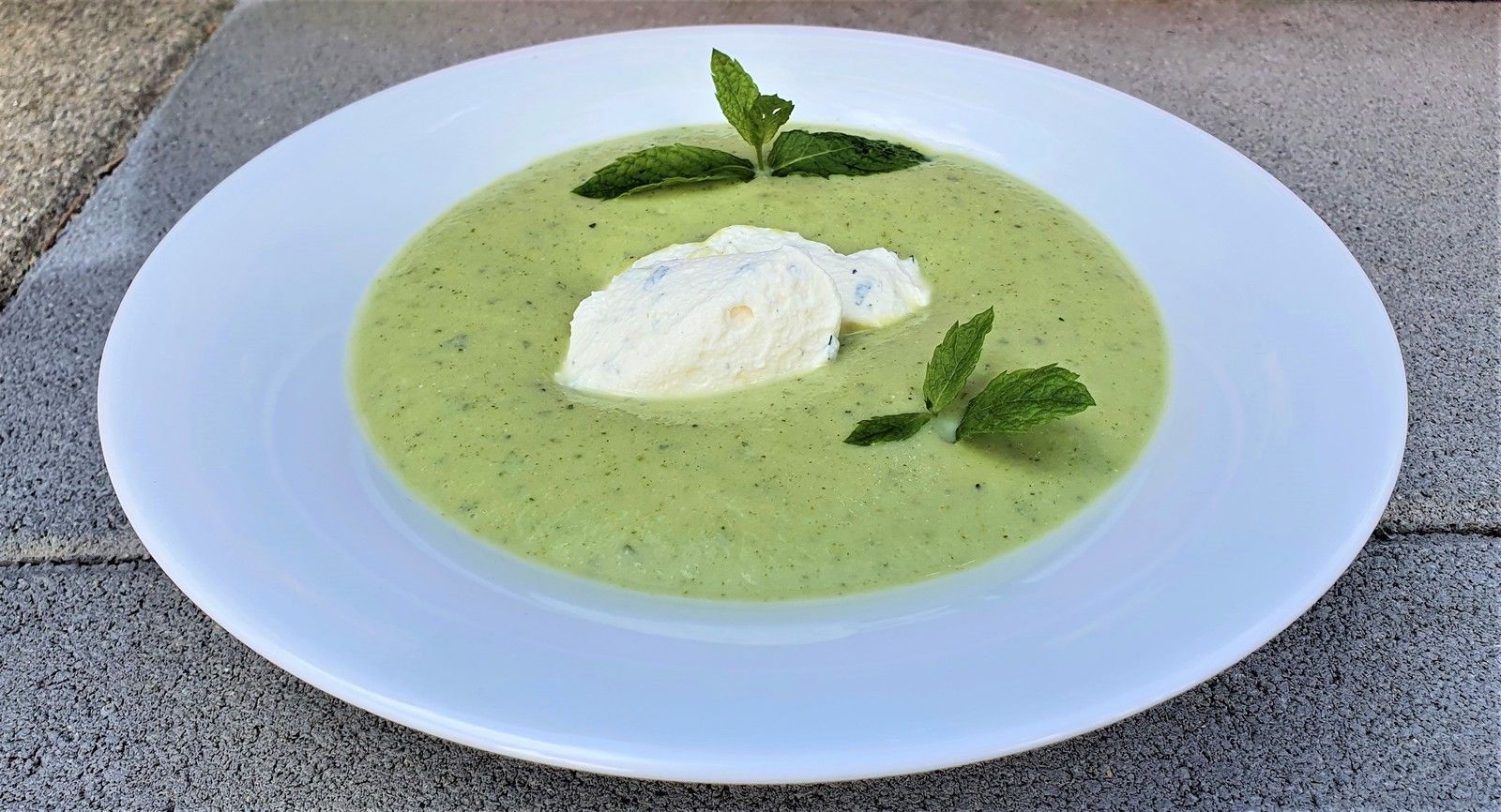 Velouté froid de courgette à la menthe